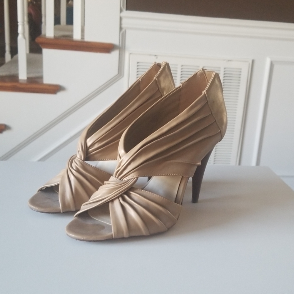 Tan knot heels